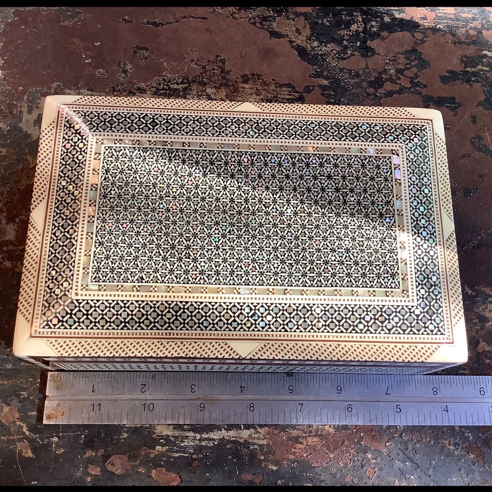 Egyptian Mother of Pearl Inlay Box - Picture 4 of 9